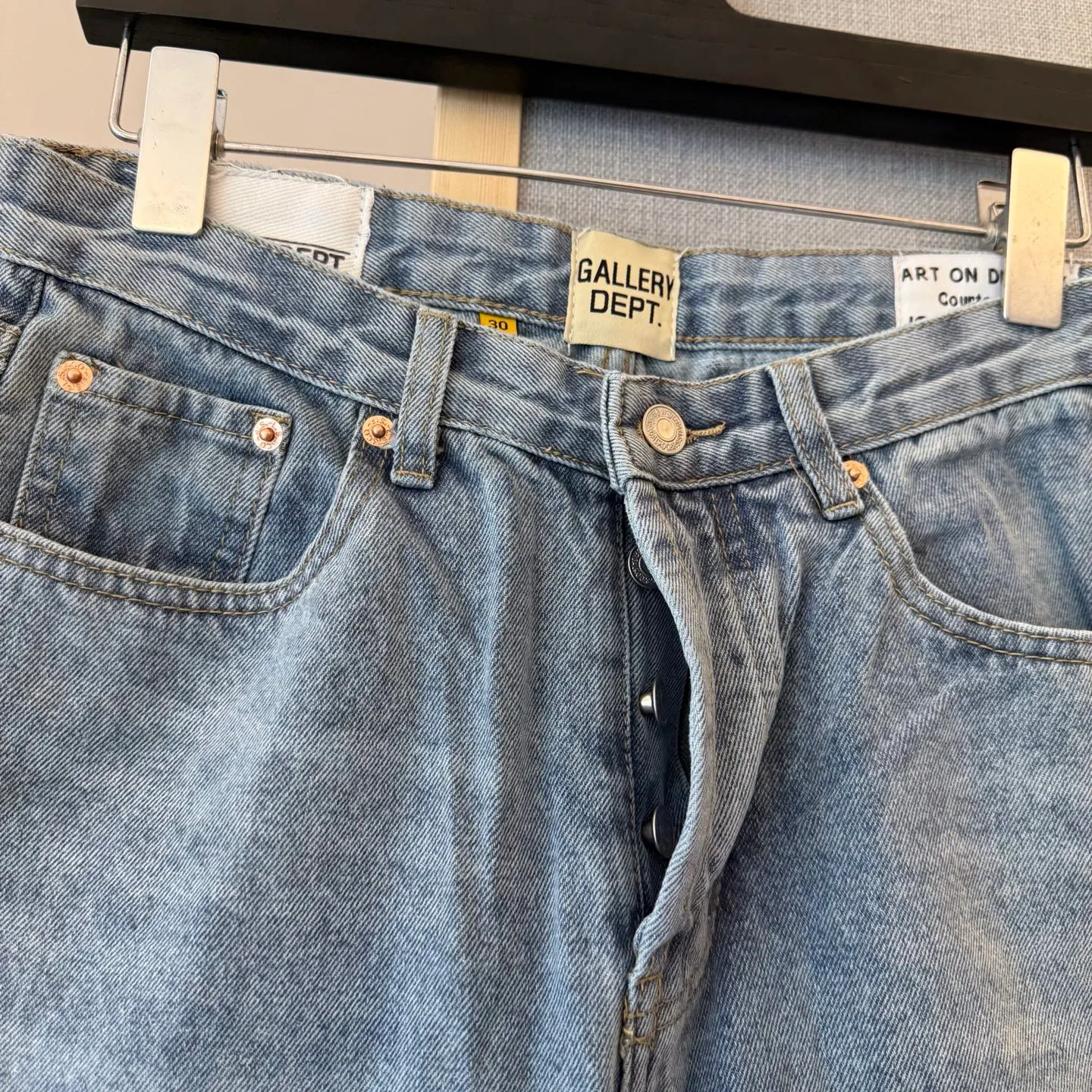 P250 model number: D326 GALLERY DEPT & Chrome hearts. Spliced cross loose washed flared jeans, truly restoring the ultimate vintage texture. Original hardware accessories, washed and other elevators, QR code analysis are all purchased from the original factory, high degree of restoration, you are welcome to compare the products~ Three-dimensional version, loose and comfortable, not picky about the figure, taller and slimmer, factory Seiko, original quality control, same style for men and women, can be matched with couples, versatile recommendation, must-have jeans for all seasons Trendy people have been disappointed. From the quality selection of fabrics, the tailoring of details, and the matching of patterns, everything is impeccable! The upper body is so handsome when worn...it can be easily worn by men, women and children! The craftsmanship is made of heavy-duty washed pure cotton denim fabric. After washing, it is soft and thick. It is very stylish when worn. Size: 28, 30, 32, 34, 36 (S-XXL) Color: Stitching Size reference # 28 trouser length 100 waist 72 30 trouser length 102 waist 76 32 trouser length 104 waist 80 34 trouser length 106 waist 84 36 pants length 108 waist circumference 88